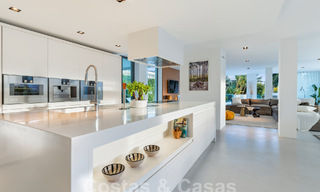 Villa de luxe moderne à vendre avec architecture méditerranéenne contemporaine située á Nueva Andalucia, Marbella 63013 
