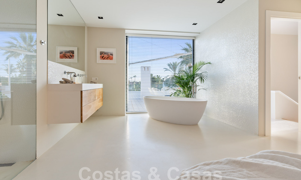 Villa de luxe moderne à vendre avec architecture méditerranéenne contemporaine située á Nueva Andalucia, Marbella 63018