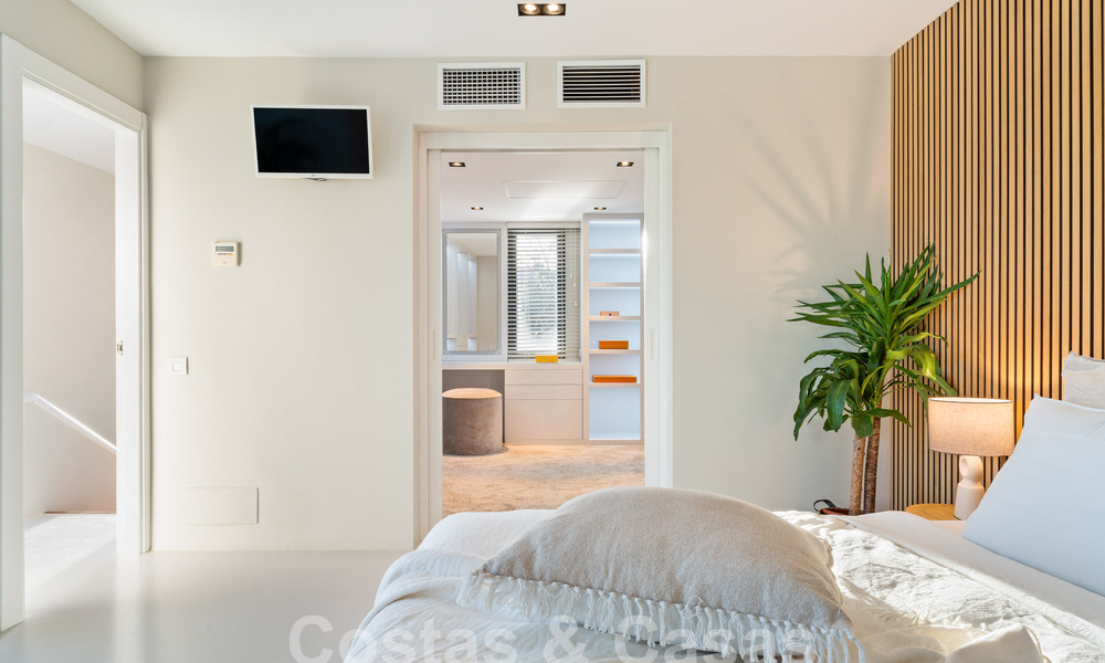 Villa de luxe moderne à vendre avec architecture méditerranéenne contemporaine située á Nueva Andalucia, Marbella 63019