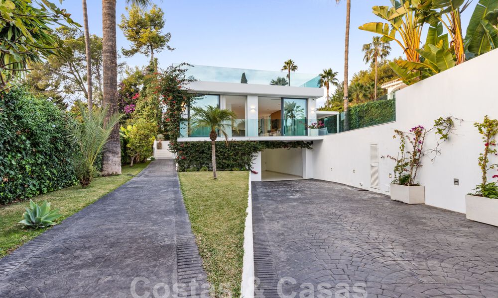 Villa de luxe moderne à vendre avec architecture méditerranéenne contemporaine située á Nueva Andalucia, Marbella 63022
