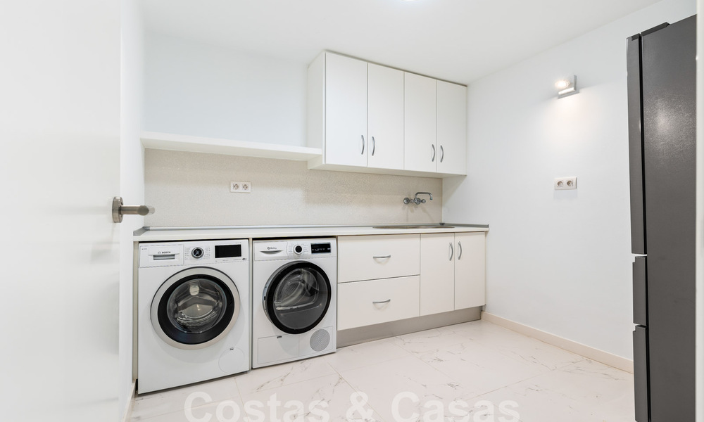 Villa de luxe moderne à vendre avec architecture méditerranéenne contemporaine située á Nueva Andalucia, Marbella 63026