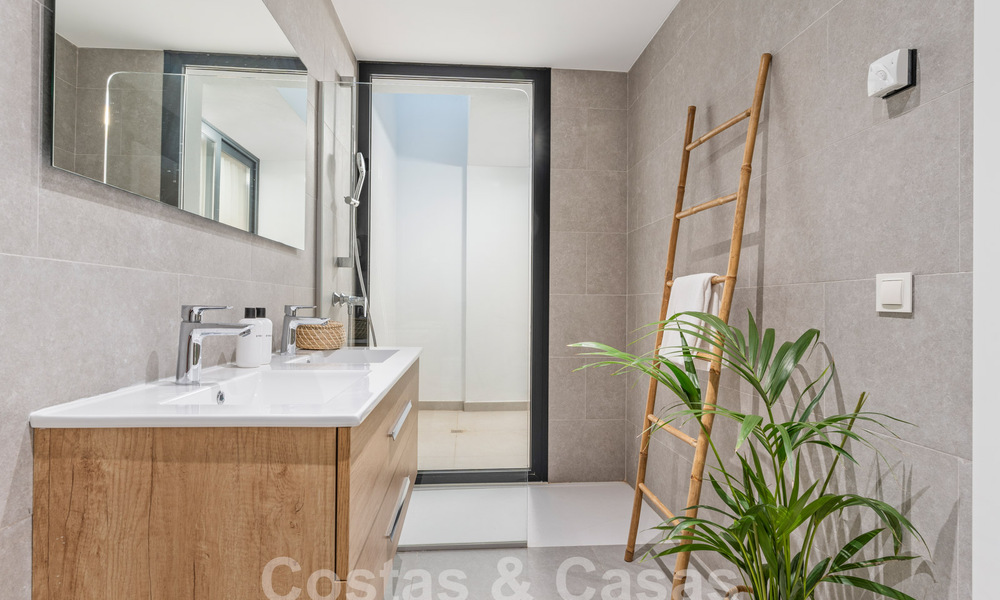 Villa moderne de luxe, prête à être emménagée, à vendre dans un complexe golfique protégé sur le nouveau Golden Mile, Marbella - Estepona 62925