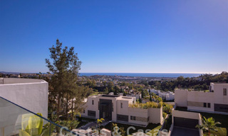 Appartement moderne avec terrasse spacieuse à vendre avec vue sur la mer et à proximité des terrains de golf dans une communauté fermée à La Quinta, Marbella - Benahavis 62940 
