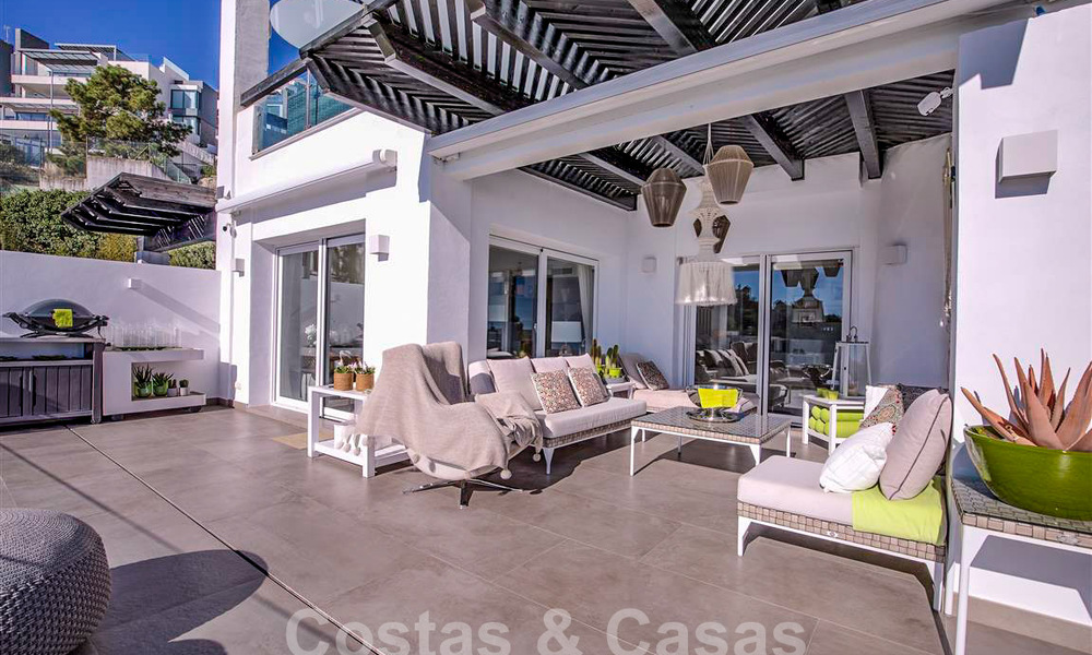 Appartement moderne avec terrasse spacieuse à vendre avec vue sur la mer et à proximité des terrains de golf dans une communauté fermée à La Quinta, Marbella - Benahavis 62941