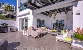 Appartement moderne avec terrasse spacieuse à vendre avec vue sur la mer et à proximité des terrains de golf dans une communauté fermée à La Quinta, Marbella - Benahavis 62941 