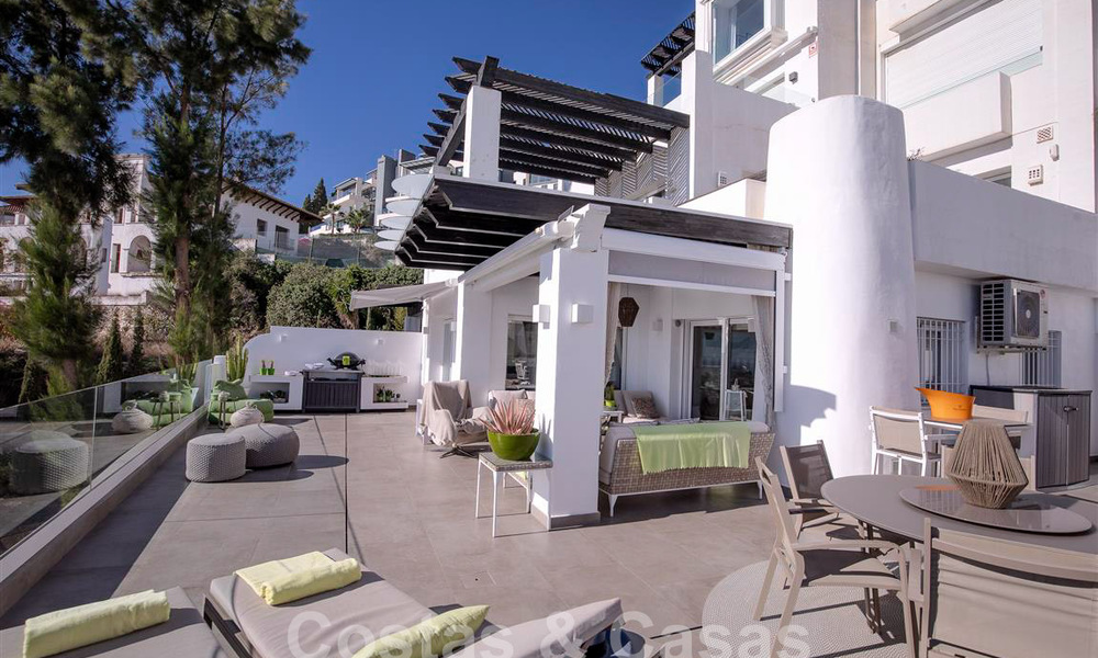 Appartement moderne avec terrasse spacieuse à vendre avec vue sur la mer et à proximité des terrains de golf dans une communauté fermée à La Quinta, Marbella - Benahavis 62942