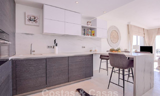 Appartement moderne avec terrasse spacieuse à vendre avec vue sur la mer et à proximité des terrains de golf dans une communauté fermée à La Quinta, Marbella - Benahavis 62945 