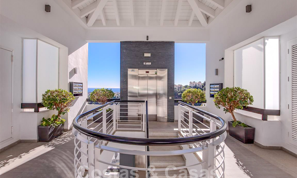 Appartement moderne avec terrasse spacieuse à vendre avec vue sur la mer et à proximité des terrains de golf dans une communauté fermée à La Quinta, Marbella - Benahavis 62947