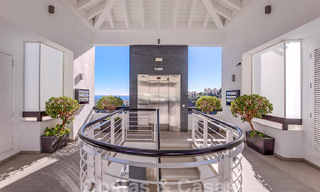 Appartement moderne avec terrasse spacieuse à vendre avec vue sur la mer et à proximité des terrains de golf dans une communauté fermée à La Quinta, Marbella - Benahavis 62947 