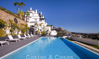 Appartement moderne avec terrasse spacieuse à vendre avec vue sur la mer et à proximité des terrains de golf dans une communauté fermée à La Quinta, Marbella - Benahavis 62948 