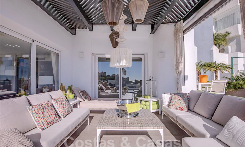 Appartement moderne avec terrasse spacieuse à vendre avec vue sur la mer et à proximité des terrains de golf dans une communauté fermée à La Quinta, Marbella - Benahavis 62950