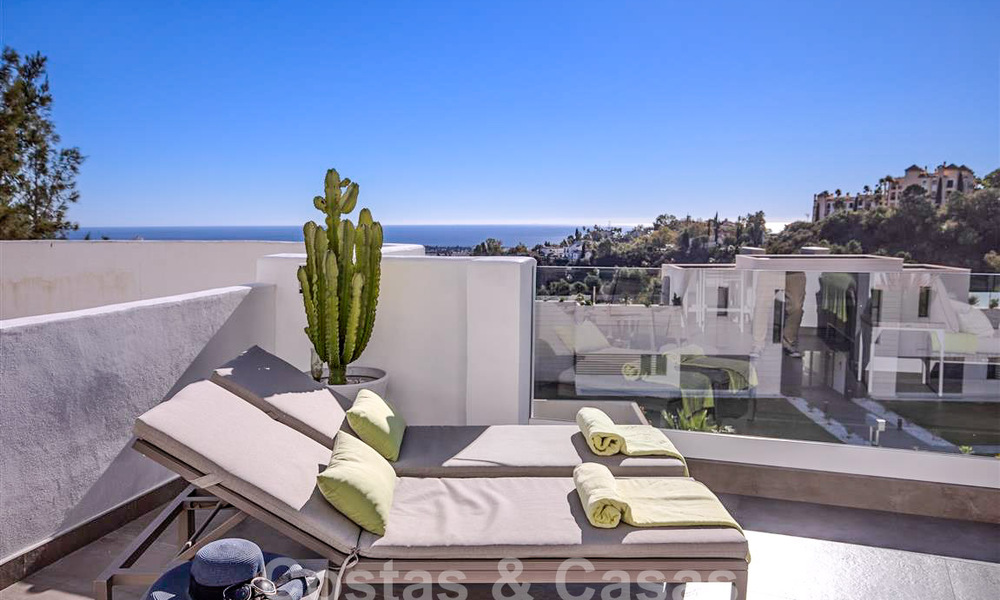 Appartement moderne avec terrasse spacieuse à vendre avec vue sur la mer et à proximité des terrains de golf dans une communauté fermée à La Quinta, Marbella - Benahavis 62952