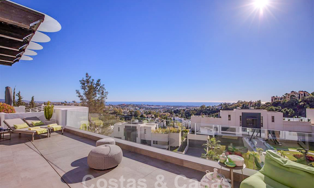 Appartement moderne avec terrasse spacieuse à vendre avec vue sur la mer et à proximité des terrains de golf dans une communauté fermée à La Quinta, Marbella - Benahavis 62953