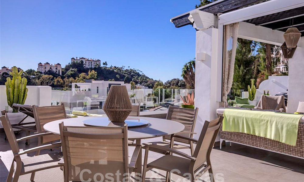 Appartement moderne avec terrasse spacieuse à vendre avec vue sur la mer et à proximité des terrains de golf dans une communauté fermée à La Quinta, Marbella - Benahavis 62954