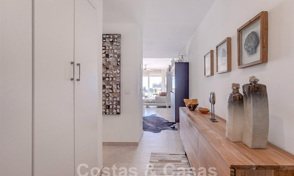 Appartement moderne avec terrasse spacieuse à vendre avec vue sur la mer et à proximité des terrains de golf dans une communauté fermée à La Quinta, Marbella - Benahavis 62956
