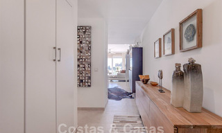 Appartement moderne avec terrasse spacieuse à vendre avec vue sur la mer et à proximité des terrains de golf dans une communauté fermée à La Quinta, Marbella - Benahavis 62956 