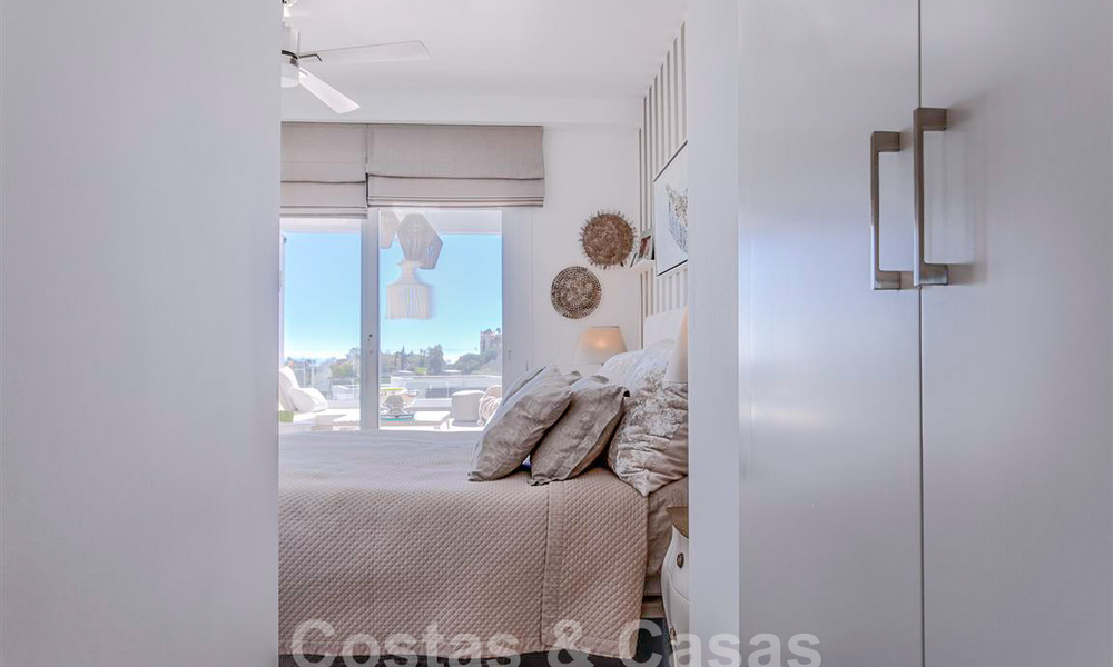 Appartement moderne avec terrasse spacieuse à vendre avec vue sur la mer et à proximité des terrains de golf dans une communauté fermée à La Quinta, Marbella - Benahavis 62957