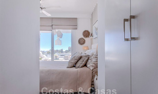 Appartement moderne avec terrasse spacieuse à vendre avec vue sur la mer et à proximité des terrains de golf dans une communauté fermée à La Quinta, Marbella - Benahavis 62957 