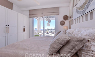 Appartement moderne avec terrasse spacieuse à vendre avec vue sur la mer et à proximité des terrains de golf dans une communauté fermée à La Quinta, Marbella - Benahavis 62958 