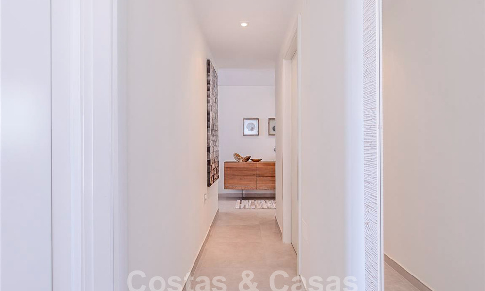 Appartement moderne avec terrasse spacieuse à vendre avec vue sur la mer et à proximité des terrains de golf dans une communauté fermée à La Quinta, Marbella - Benahavis 62959