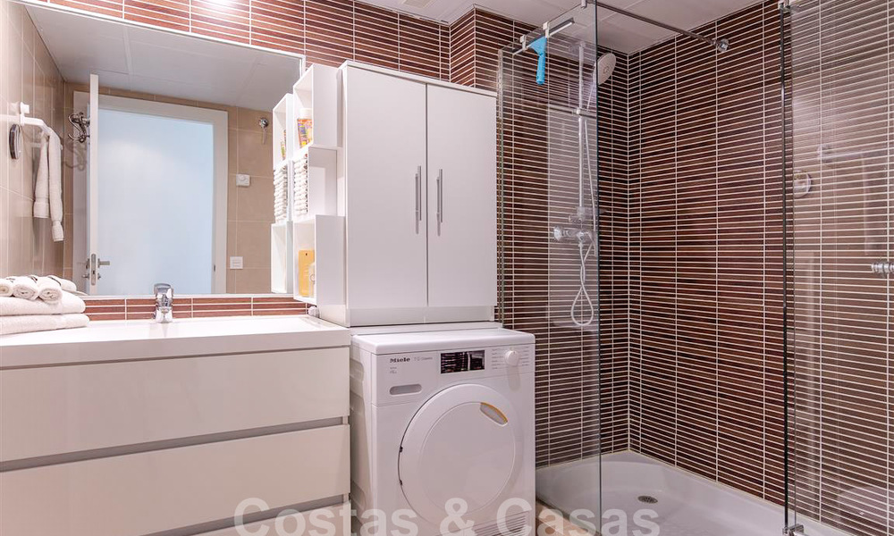 Appartement moderne avec terrasse spacieuse à vendre avec vue sur la mer et à proximité des terrains de golf dans une communauté fermée à La Quinta, Marbella - Benahavis 62960