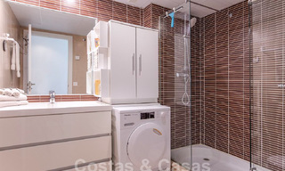 Appartement moderne avec terrasse spacieuse à vendre avec vue sur la mer et à proximité des terrains de golf dans une communauté fermée à La Quinta, Marbella - Benahavis 62960 