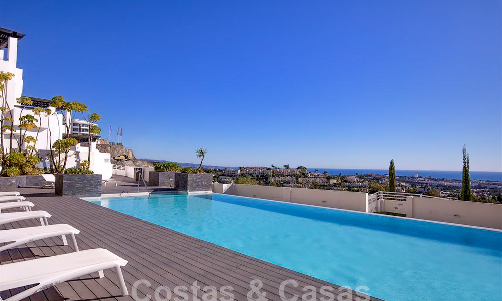 Appartement moderne avec terrasse spacieuse à vendre avec vue sur la mer et à proximité des terrains de golf dans une communauté fermée à La Quinta, Marbella - Benahavis 62962