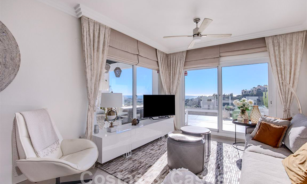 Appartement moderne avec terrasse spacieuse à vendre avec vue sur la mer et à proximité des terrains de golf dans une communauté fermée à La Quinta, Marbella - Benahavis 62963