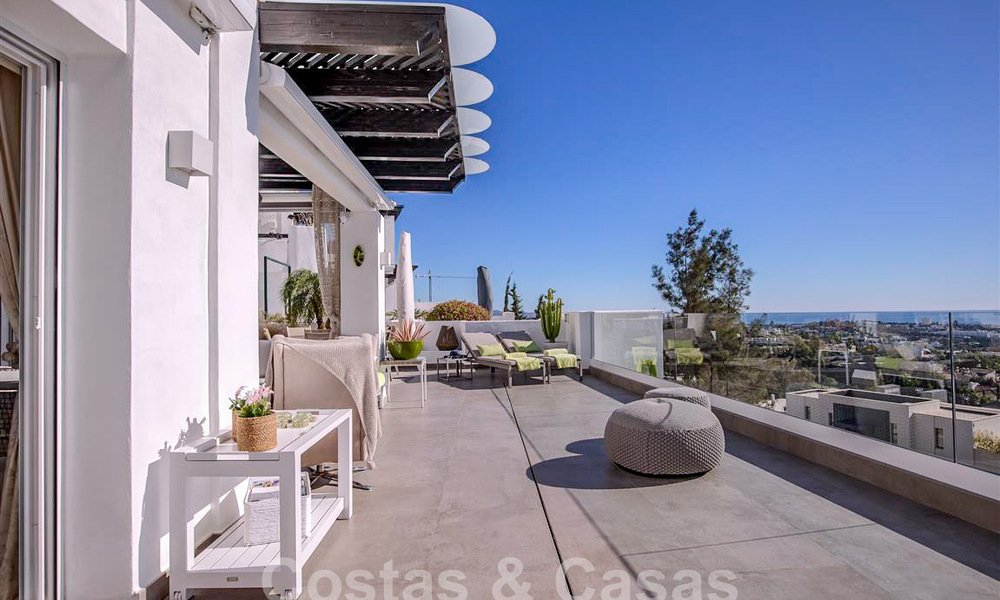 Appartement moderne avec terrasse spacieuse à vendre avec vue sur la mer et à proximité des terrains de golf dans une communauté fermée à La Quinta, Marbella - Benahavis 62964