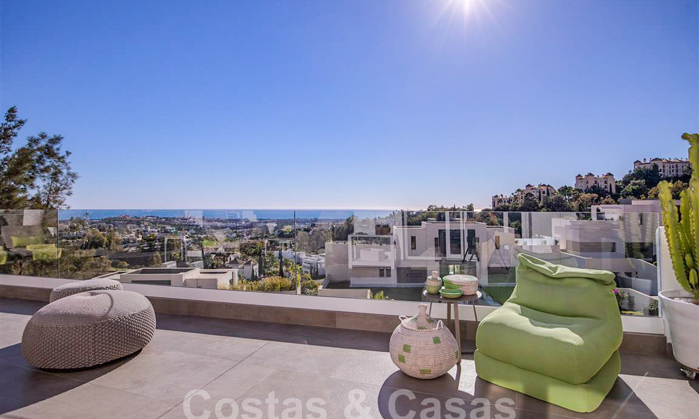 Appartement moderne avec terrasse spacieuse à vendre avec vue sur la mer et à proximité des terrains de golf dans une communauté fermée à La Quinta, Marbella - Benahavis 62965