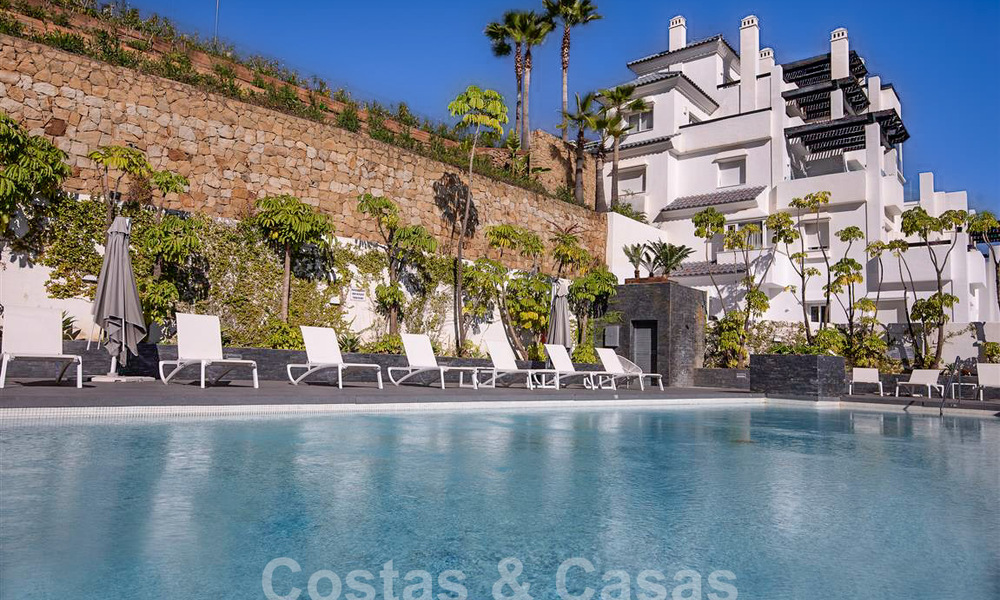 Appartement moderne avec terrasse spacieuse à vendre avec vue sur la mer et à proximité des terrains de golf dans une communauté fermée à La Quinta, Marbella - Benahavis 62966