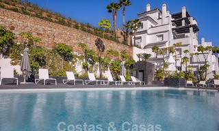 Appartement moderne avec terrasse spacieuse à vendre avec vue sur la mer et à proximité des terrains de golf dans une communauté fermée à La Quinta, Marbella - Benahavis 62966 
