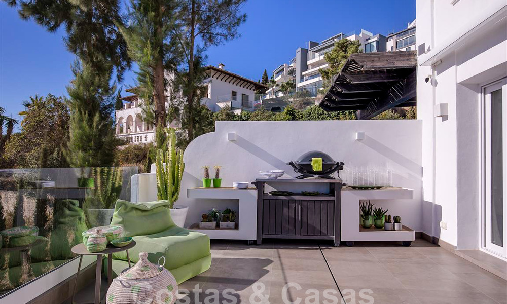 Appartement moderne avec terrasse spacieuse à vendre avec vue sur la mer et à proximité des terrains de golf dans une communauté fermée à La Quinta, Marbella - Benahavis 62967