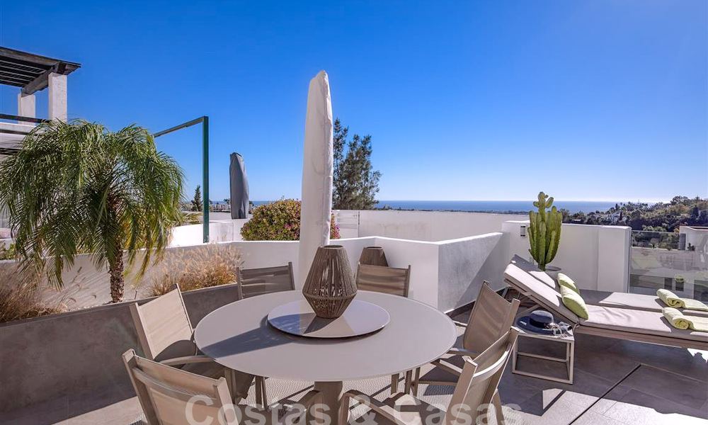 Appartement moderne avec terrasse spacieuse à vendre avec vue sur la mer et à proximité des terrains de golf dans une communauté fermée à La Quinta, Marbella - Benahavis 62968