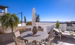 Appartement moderne avec terrasse spacieuse à vendre avec vue sur la mer et à proximité des terrains de golf dans une communauté fermée à La Quinta, Marbella - Benahavis 62968 