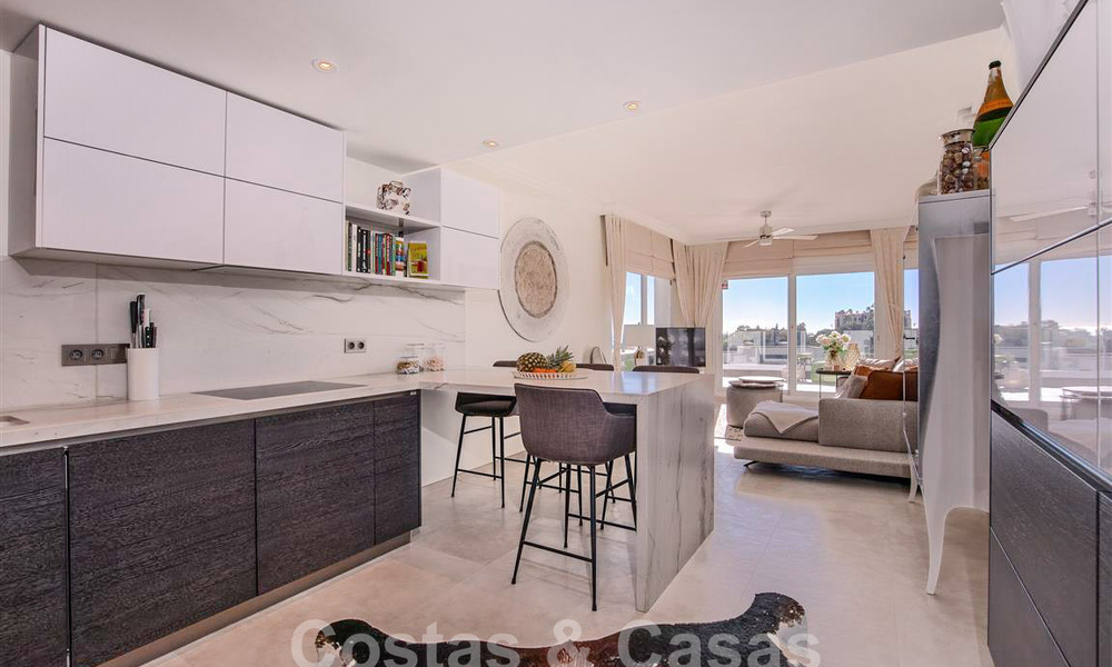 Appartement moderne avec terrasse spacieuse à vendre avec vue sur la mer et à proximité des terrains de golf dans une communauté fermée à La Quinta, Marbella - Benahavis 62969