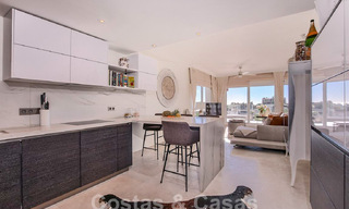 Appartement moderne avec terrasse spacieuse à vendre avec vue sur la mer et à proximité des terrains de golf dans une communauté fermée à La Quinta, Marbella - Benahavis 62969 