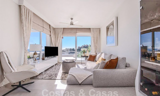 Appartement moderne avec terrasse spacieuse à vendre avec vue sur la mer et à proximité des terrains de golf dans une communauté fermée à La Quinta, Marbella - Benahavis 62973 
