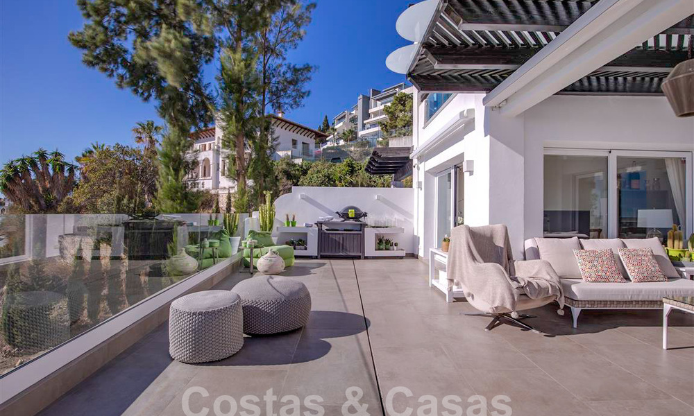 Appartement moderne avec terrasse spacieuse à vendre avec vue sur la mer et à proximité des terrains de golf dans une communauté fermée à La Quinta, Marbella - Benahavis 62975