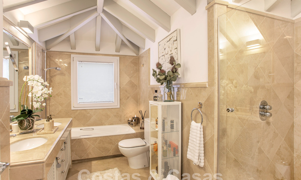 Spacieux et luxueux penthouse de 4 chambres à vendre dans un complexe de golf de première ligne à Nueva Andalucia, Marbella 63040