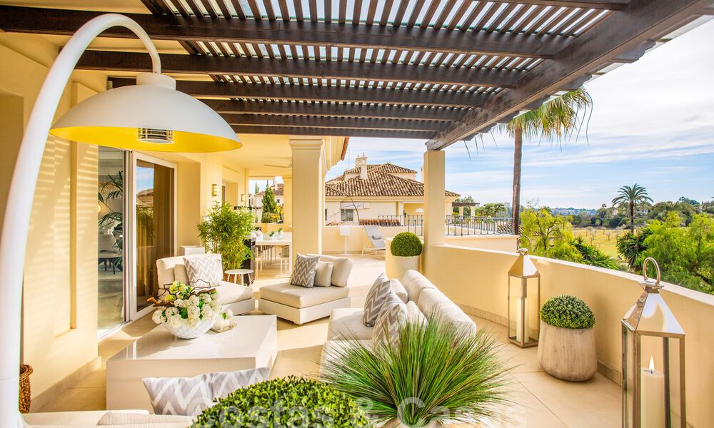 Spacieux et luxueux penthouse de 4 chambres à vendre dans un complexe de golf de première ligne à Nueva Andalucia, Marbella 63059