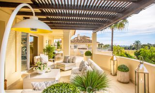 Spacieux et luxueux penthouse de 4 chambres à vendre dans un complexe de golf de première ligne à Nueva Andalucia, Marbella 63059 