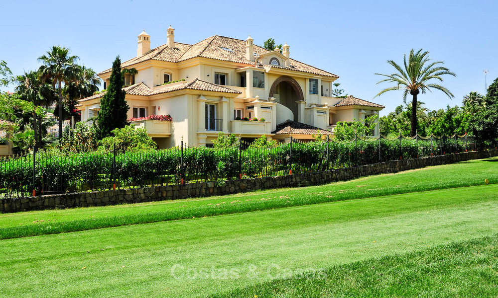 Spacieux et luxueux penthouse de 4 chambres à vendre dans un complexe de golf de première ligne à Nueva Andalucia, Marbella 63115