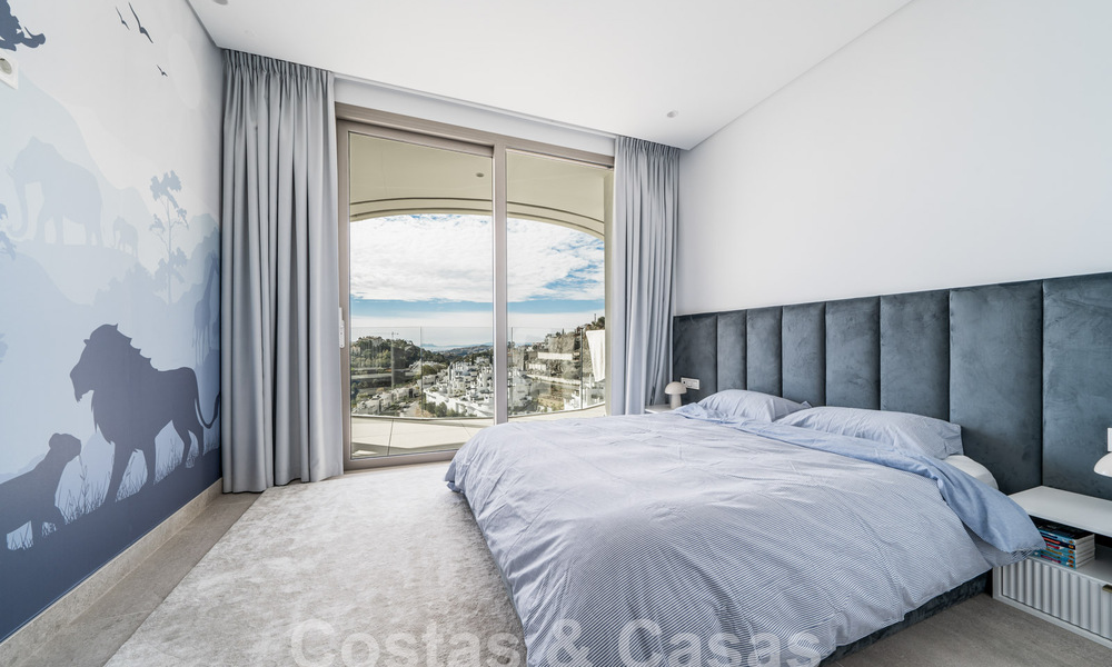 Appartement moderne de première classe à vendre, avec vue sur la mer, le golf et les montagnes à Benahavis - Marbella 63140