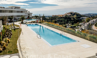 Appartement moderne de première classe à vendre, avec vue sur la mer, le golf et les montagnes à Benahavis - Marbella 63147 