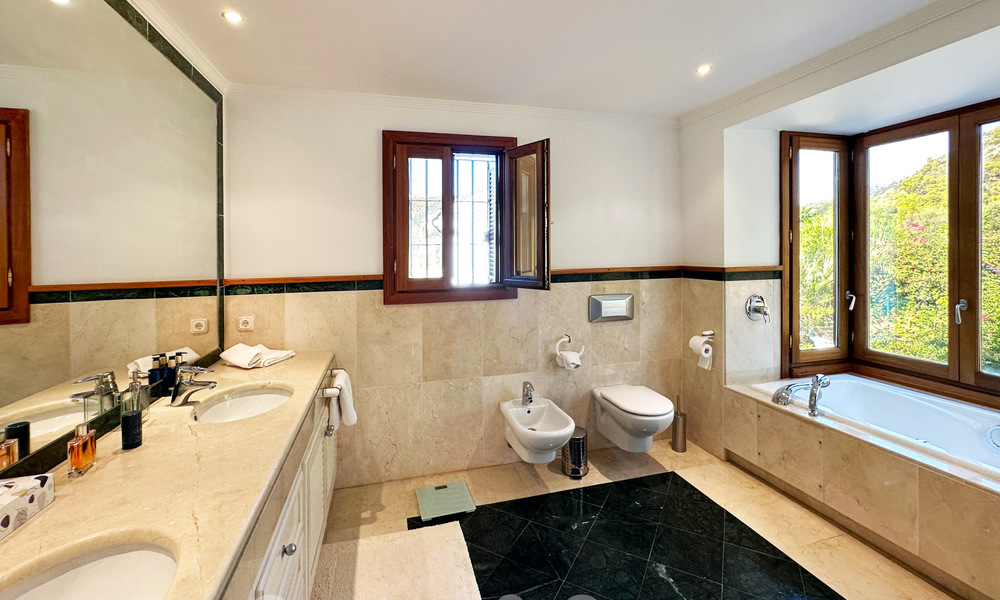 Villa andalouse de luxe à vendre dans le quartier résidentiel exclusif de Sierra Blanca sur le Golden Mile de Marbella 63104