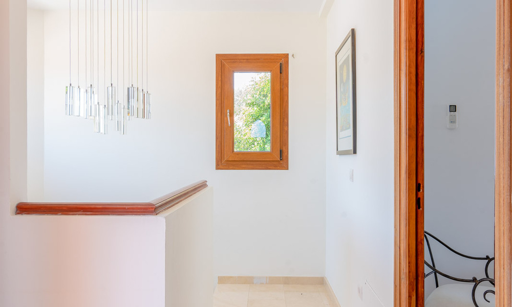 Villa méditerranéenne de luxe avec vue sur la mer à vendre dans un environnement de golf près du centre d'Estepona 63348