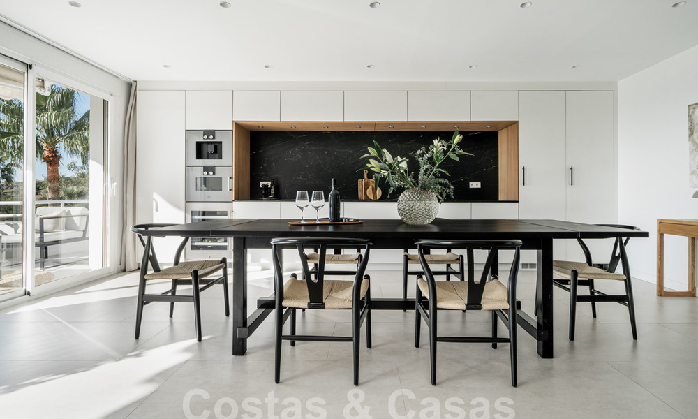 Luxueux penthouse en duplex avec intérieur contemporain à vendre, en première ligne de golf dans la vallée du golf de Nueva Andalucia, Marbella 63305