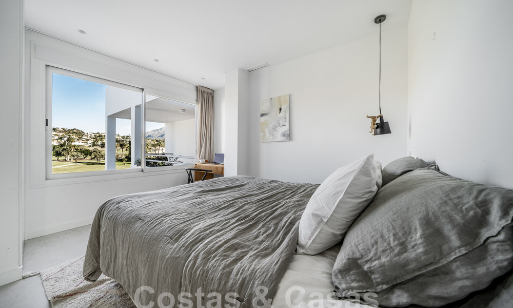 Luxueux penthouse en duplex avec intérieur contemporain à vendre, en première ligne de golf dans la vallée du golf de Nueva Andalucia, Marbella 63307