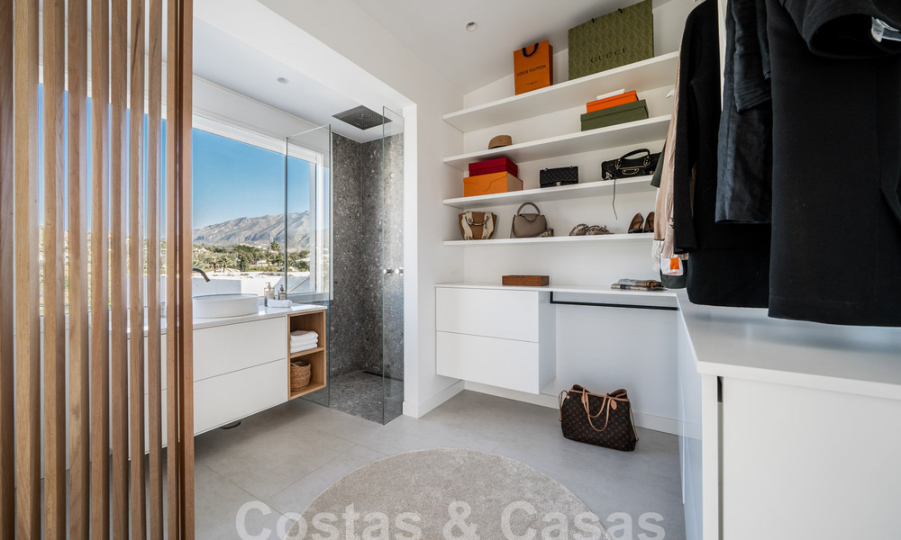 Luxueux penthouse en duplex avec intérieur contemporain à vendre, en première ligne de golf dans la vallée du golf de Nueva Andalucia, Marbella 63310